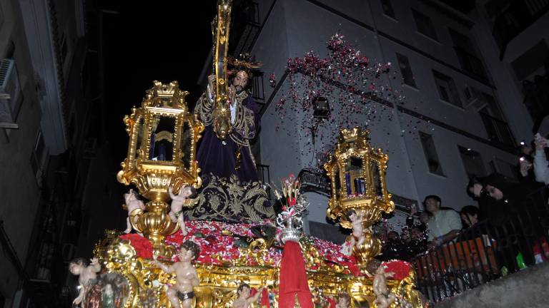 “El Abuelo” regresa al Camarín: las mejores imágenes de su recorrido de Viernes Santo