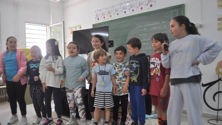 ‘Las Babys’ cantando en el CEIP Fernando Molina