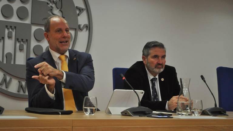 El rector de la UJA, Nicolás Ruiz, junto al gerente de la institución universitaria, Alfonso Cruz. / F. Gaitán / Diario JAÉN.
