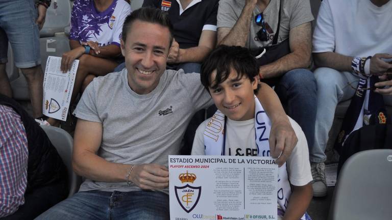 La Victoria entona al unísono los versos del himno del Real Jaén