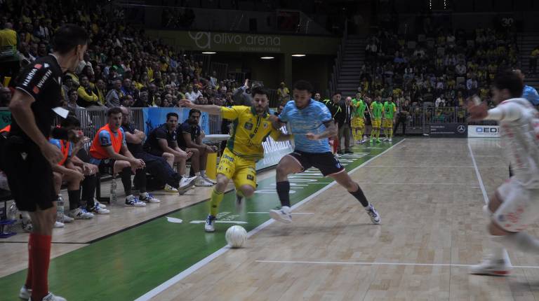 <i>El jugador del Jaén Paraíso Interior FS Dani Zurdo intenta un disparo por la lateral ante la presión de un rival del Manzanares. / F. Gaitán / Diario JAÉN</i>