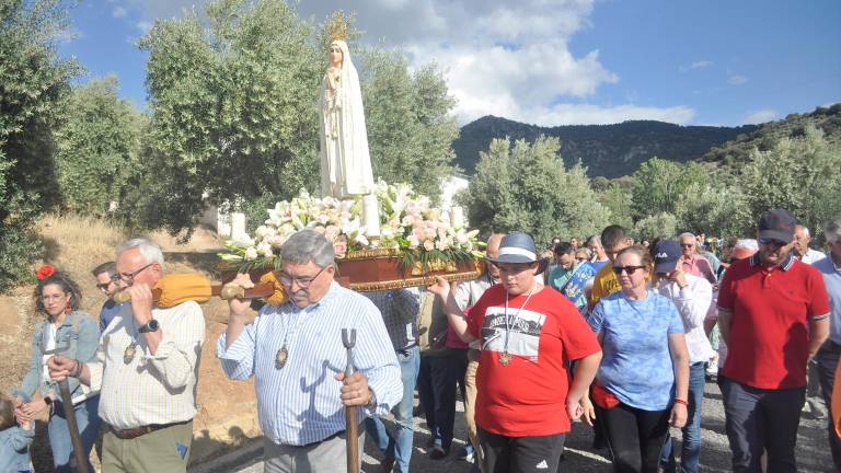 Fervor por la Virgen de Fátima entre olivos en El Frontil
