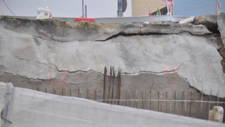 Rajas considerables en la calle Unicef, así como en el la comunidad de propietarios Bellavista II. / F. Gaitán / Diario JAÉN.