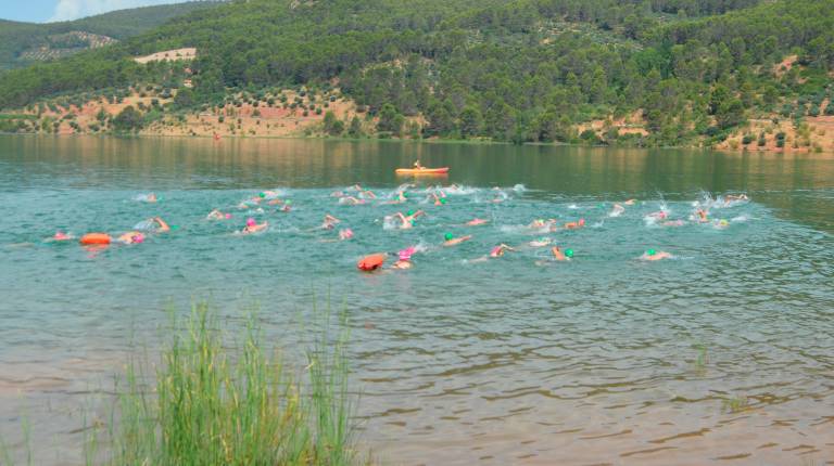 <i>IX Circuito Provincial de Travesías a Nado por los pantanos de Jaén. / Diputación de Jaén. </i>