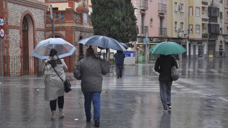 <i>Varias personas con paraguas bajo la lluvia. / Diario JAÉN. </i>