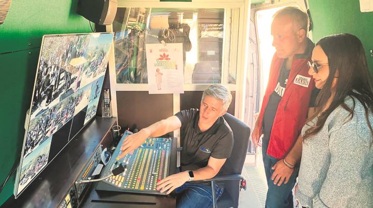<i>David Vilches explica los interiores de la realización del concierto grabado en directo a Miguel Ángel Manrique y Ana Beltrán.</i>
