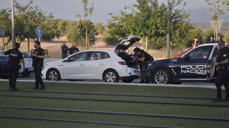 <i>Agentes de la Policía Nacional analizan el interior del vehículo interceptado en la persecusión. / F. Gaitán / Diario JAÉN</i>