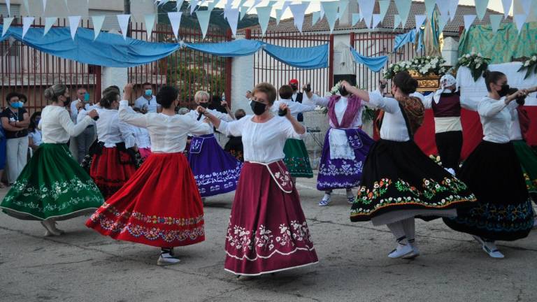 Bailes de “Esencia Serrana” por la Virgen Milagrosa en La Matea