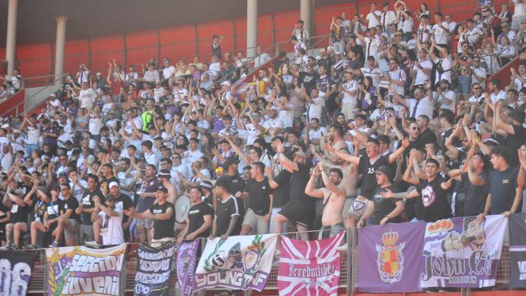 Aficionados del Real Jaén animan en el campo de la UD Almería B en el playoff de la pasada temporada. / F. Gaitán / Diario JAÉN. 