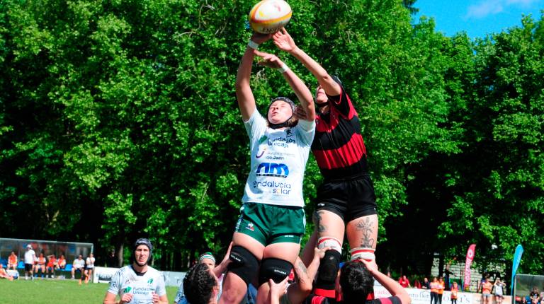 <i>La jugadora jiennense Laura Cruz gana un touch. Jaén Rugby. / Pedro Cruz.</i>