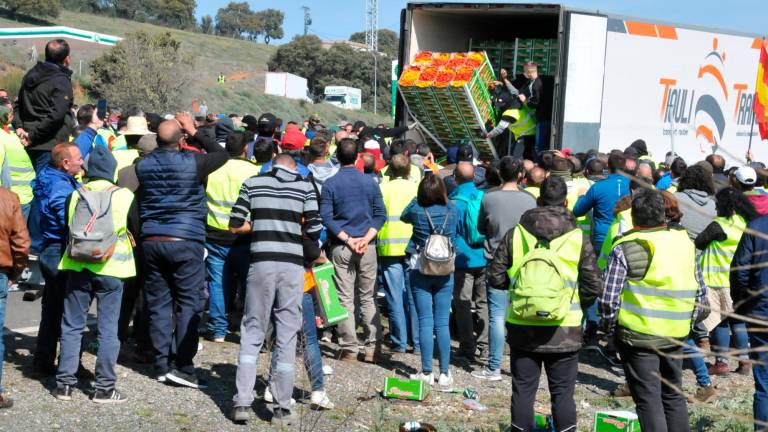 Agricultores cierran la puerta de Andalucía