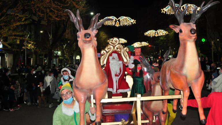 El primer Pasacalles Navideño crea una gran fiesta en el Gran Eje