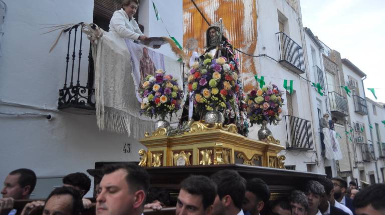 <i>Una mujer arroja, desde su balcón, trigo al trono de San Francisco de Paula en la procesión del pasado martes. / F. Gaitán / Diario JAÉN.</i>