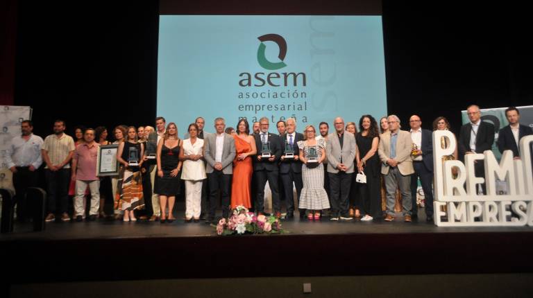 <i>Premiados, representantes de ASEM y autoridades civiles, sobre el escenario del Teatro Maestro Álvarez Alonso al término de la gala de los Premios Empresariales ASEM. / F. Gaitán / Diario JAÉN.</i>