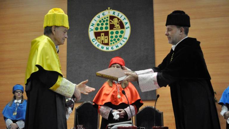 El rector de la UJA, Nicolás Ruiz, entrega el libro de Estatutos a Thomas Shüdof en su nombramiento como Doctor Honoris Causa. / F. Gaitán / Diario JAÉN.