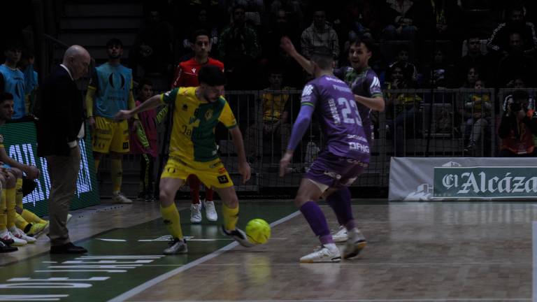 Dani Zurdo, del Jaén FS, trata de regatear a Piqueras. / F. Gaitán.