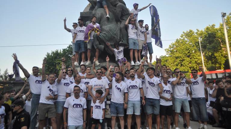 <i>Jugadores y miembros del cuerpo técnico del Real Jaén celebran el ascenso en la Plaza de las Batallas. / Francisco Gaitán / Diario JAÉN. </i>