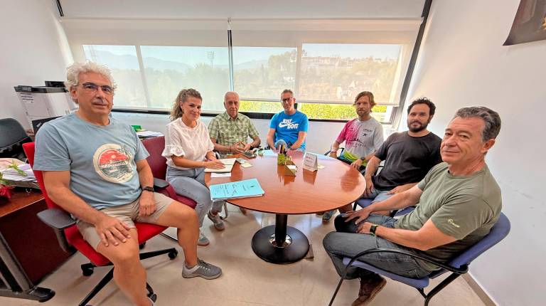<i>Beatriz López en la reunión con los clubes Piscina cubierta La Salobreja. / Ayuntamiento de Jaén. </i>