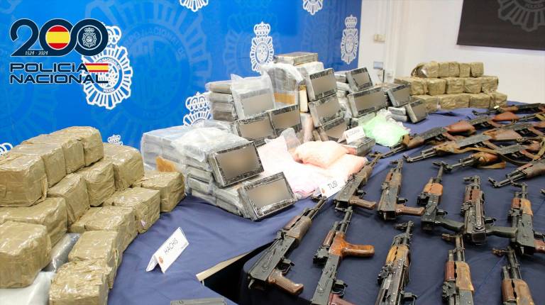 <i>Arsenal de armas incautado por la Policía Nacional en una operación en Málaga. / Policía Nacional. </i>