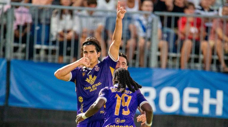 <i>Marco Siverio celebra su gol junto a sus compañeros de equipo. / María Vidal / Real Jaén</i>