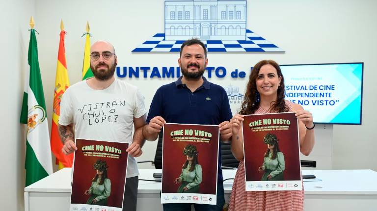 <i>Presentación del cartel de la undécima edición de “Cine No Visto” en el Ayuntamiento de Linares. / Ayuntamiento de Linares.</i>