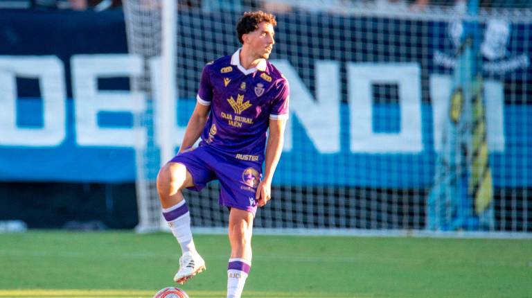 <i>Álex Pérez controla el balón. / María Vidal / Real Jaén</i>