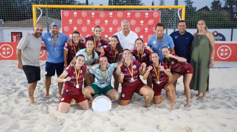 <i>El Mazarrón posa con el trofeo conseguido en el Hotel HO. / RFEF.</i>
