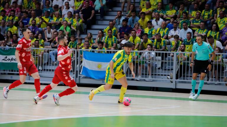 <i>El jugador del Jaén Paraíso Interior Esteban avanza por el lateral ante dos rivales de ElPozo Murcia. / Futsal RFEF</i>