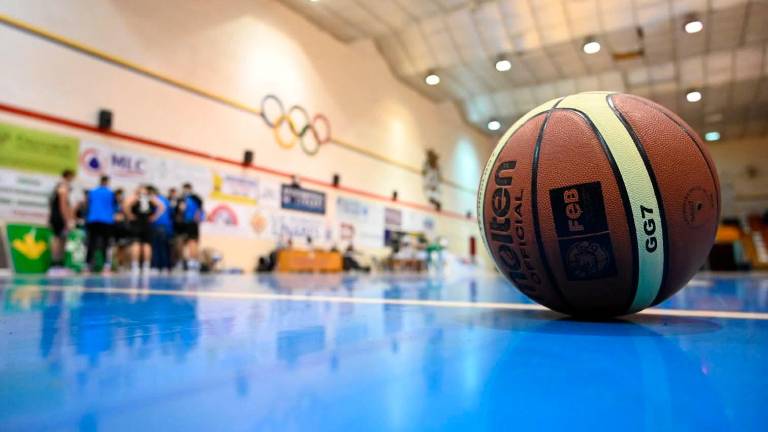 El temporal echa abajo parte del techo del Pabellón Julián Jiménez en Linares