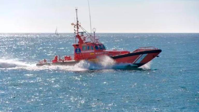 Rescatados ocho migrantes, entre ellos un menor, a bordo de una patera en aguas del Estrecho