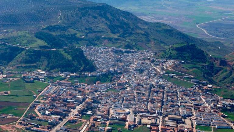 El alcalde de Santisteban del Puerto asegura la reparación del muro del colegio