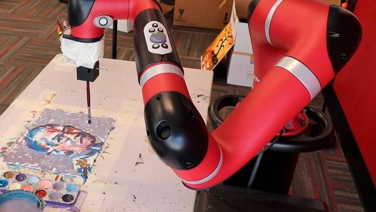 La robot FRIDA pinta al dictado de sus artistas