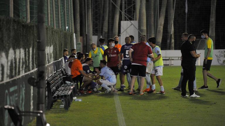 <span class=mln_uppercase_mln>Consolación.</span><i> Jugadores de El Ejido 2012 consuelan a los del Real Jaén al acabar el encuentro.</i>