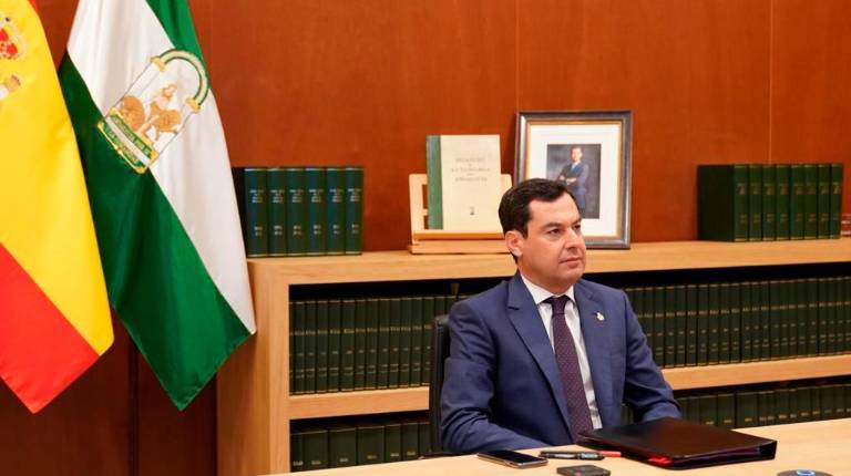 PLANIFICACIÓN. <i>El presidente de la Junta de Andalucía, Juanma Moreno, en la reunión mantenida por videoconferencia del presidente del Gobierno, Pedro Sánchez, y con los presidentes de las demás comunidades autónomas españolas.</i>