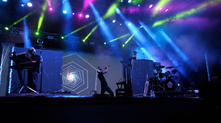 <span class=mln_uppercase_mln>COLOR. </span><i>No pudo faltar los diversos colores que inundaron el escenario de Jaén Indie Fest durante la actuación de La Casa Azul.</i>