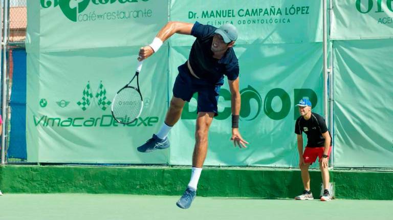 <span class=mln_uppercase_mln>FINALISTA</span><i>. El colombiano Eduardo Struvay, dutante su encuentro de semifinales ante Yannick Mertens, a quien derrotó en dos sets.</i>