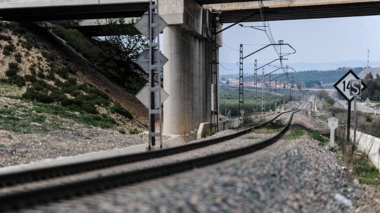 <i>Trazado ferroviario sin trenes entre el barrio de Las Infantas y Jaén en una fotografía de Archivo. / Agustín Muñoz / Diario JAÉN.</i>