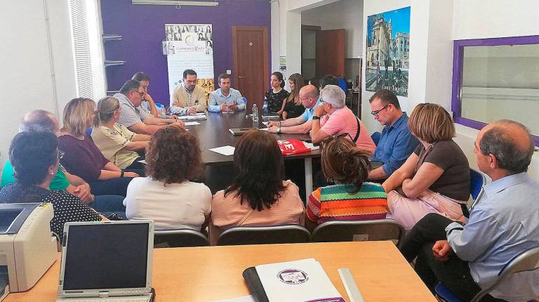 ENCUENTRO. <i>Antonio Guerrero y Julio Millán, durante una visita del alcalde a la federación vecinal.</i>