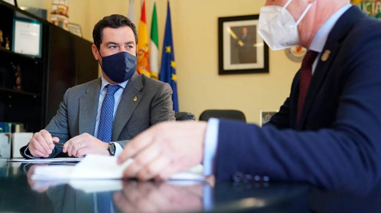 REUNIÓN. <i> El presidente de la Junta de Andalucía, Juanma Moreno, con el alcalde de La Roda. </i>