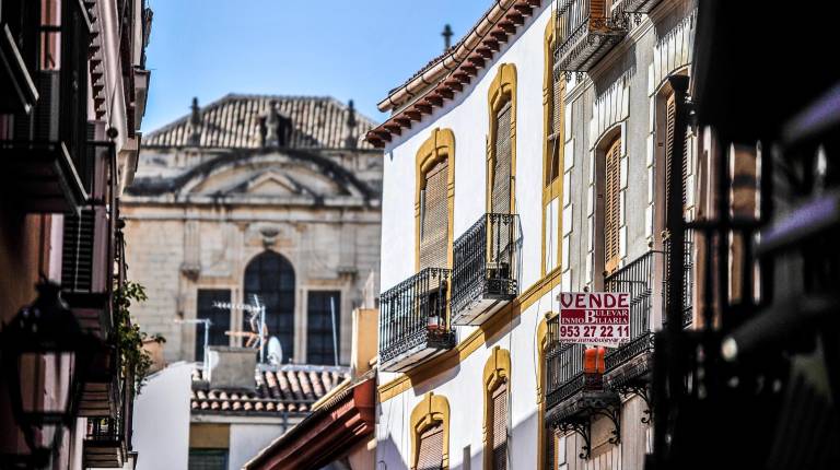 <i>Imagen de archivo de un cartel de una inmobiliaria en un piso de la capital.</i>