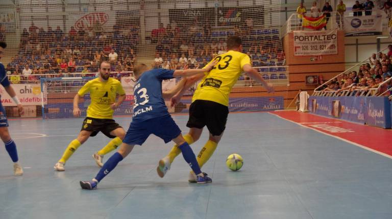 <span class=mln_uppercase_mln>PUGNA</span><i>. Piqueras avanza presionado por Nano y en presencia de Míchel en el partido de pretemporada de la pasada semana.</i>