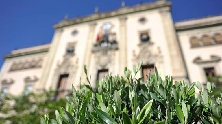 <i>Fachada principal del Ayuntamiento de Jaén. </i>