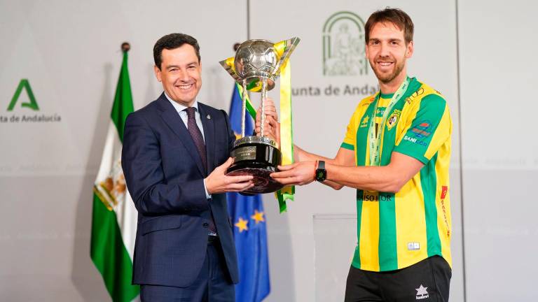 El presidente de la Junta de Andalucía, Juanma Moreno, junto al presidente del club Germán Aguayo, y el capitán del club, Alan Brandi. / Junta de Andalucía. 