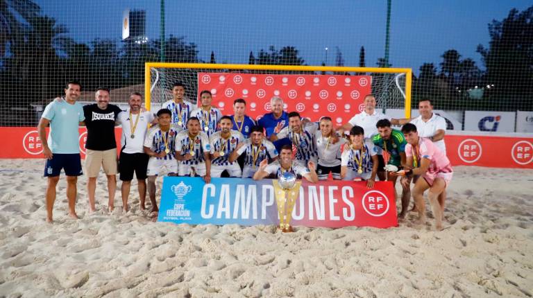 <i>Los jugadores del FP Huelva celebran su título de la Supercopa de España en la pista del Hotel HO Ciudad de Jaén. / RFEF. </i>
