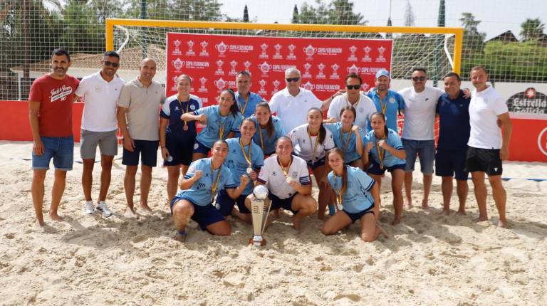 <i>Jugadoras del Mazarrón tras recibir el trofeo de subcampenas. / RFEF.</i>