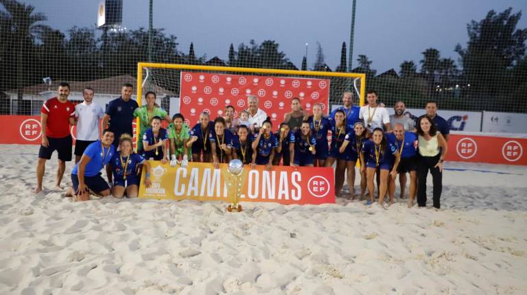 <i>Plantilla del Higicontrol con la Supercopa femenina en el Hotel HO. / RFEF.</i>