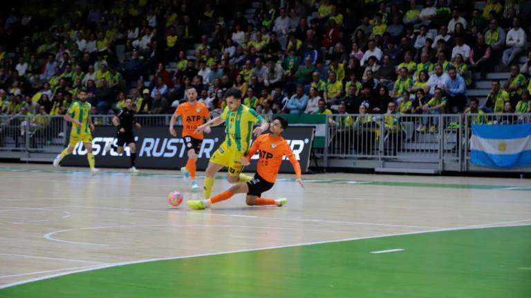 Mati Rosa se zafa de la entrada de un jugador del Ribera Navarra. / Jaén Paraíso Interior.