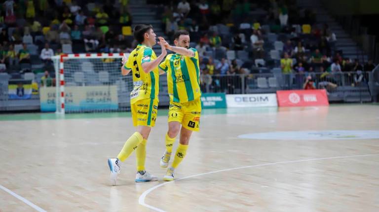 <i>Power y Míchel se felicitan durante el partido / Jaén Paraíso Interior FS</i>