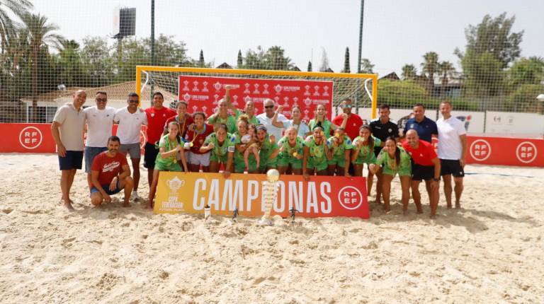 <i>El Higicontrol de Melilla celebra el título en la foto de familia junto a las autoridades federativas. / RFEF.</i>