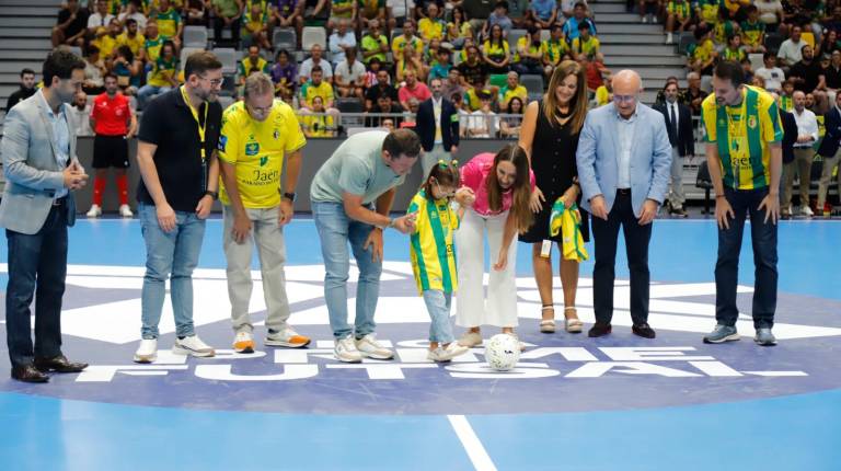 <i>Elena realizó el saque de honor en el partido ante el Inter. / Jaén FS.</i>